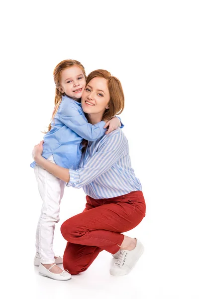 Volle Länge Ansicht der schönen glücklichen Mutter und Tochter umarmen und lächeln in die Kamera isoliert auf weiß — Stockfoto