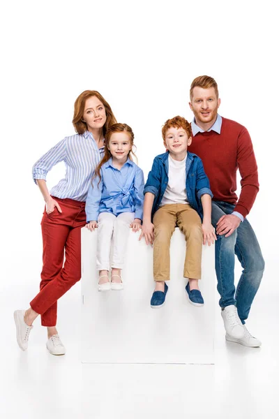 Felice famiglia rossa con due bambini sorridenti alla fotocamera isolata su bianco — Foto stock