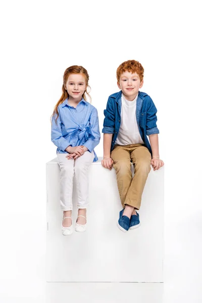 Adorabile rossa bambini seduti insieme e sorridente alla fotocamera isolata su bianco — Foto stock