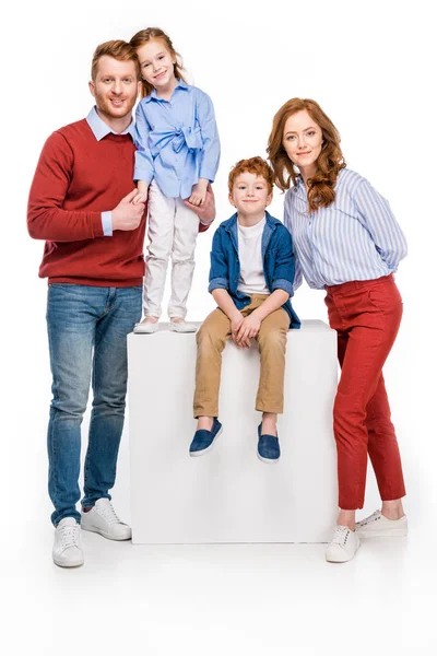 Visão de comprimento total da família de cabelos vermelhos felizes sorrindo para a câmera isolada no branco — Fotografia de Stock