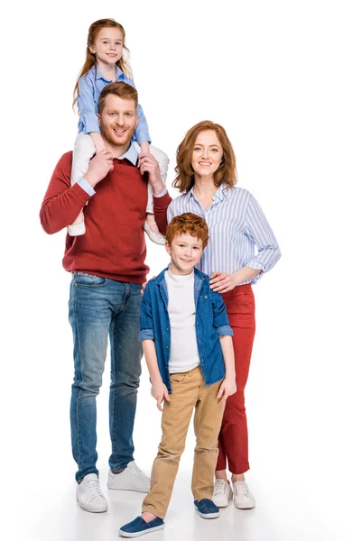 Vue pleine longueur de la famille aux cheveux rouges heureux debout ensemble et souriant à la caméra isolée sur blanc — Photo de stock