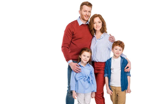 Feliz familia pelirroja con dos niños de pie juntos y sonriendo a la cámara aislada en blanco - foto de stock