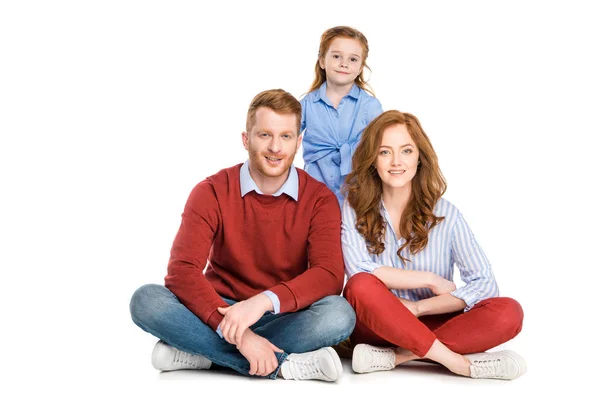 Щаслива руда сім'я з однією дитиною посміхається на камеру ізольовано на білому — стокове фото