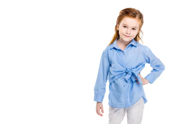 Bellissimo bambino in piedi con mano sulla vita e sorridente alla fotocamera isolata su bianco — Foto stock