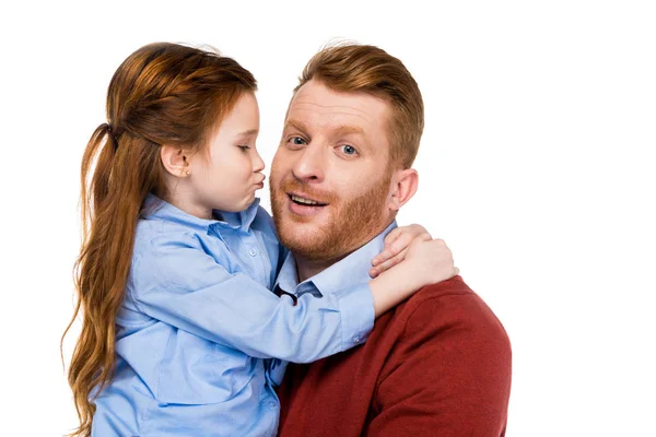 Bonito pequena filha abraçando e beijando feliz pai isolado no branco — Fotografia de Stock