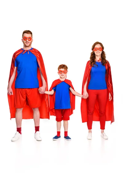 Superfamilie mit einem Kind, das die Hände hält und in die Kamera lächelt, isoliert auf Weiß — Stockfoto