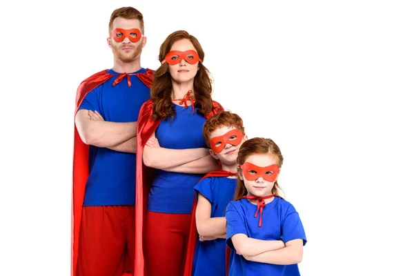 Семья супергероев, стоящих со скрещенными руками и смотрящих на камеру, изолированную на белом — стоковое фото