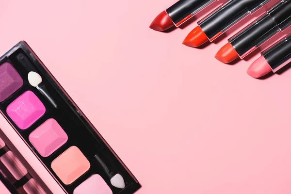 Vue de dessus de différentes fournitures de maquillage sur la surface rose — Photo de stock