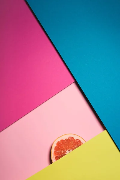 Vista superior de rebanada de pomelo en superficies coloridas — Stock Photo