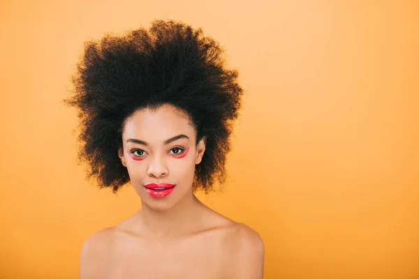 Mulher americana africana sorridente com maquiagem vermelha criativa isolada no amarelo — Fotografia de Stock