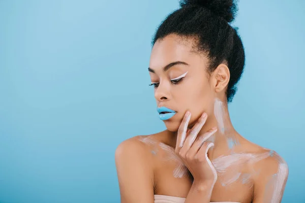 Jeune femme sensuelle avec maquillage créatif et lèvres bleues isolées sur bleu — Photo de stock