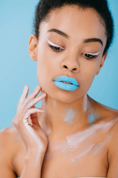 Retrato de jovem afro-americana com maquiagem criativa e pele perfeita isolada em azul — Fotografia de Stock