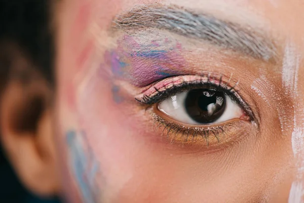 Tiro cortado de mulher com traços coloridos no rosto — Fotografia de Stock