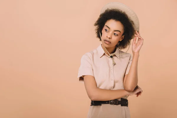 Élégante femme afro-américaine en chemise et chapeau safari isolé sur beige — Photo de stock