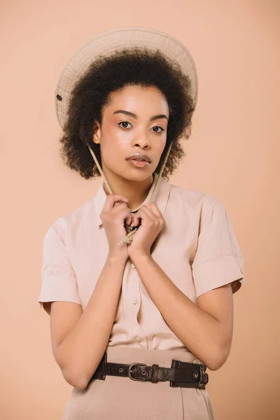 Mulher americana africana elegante em chapéu isolado em bege — Fotografia de Stock