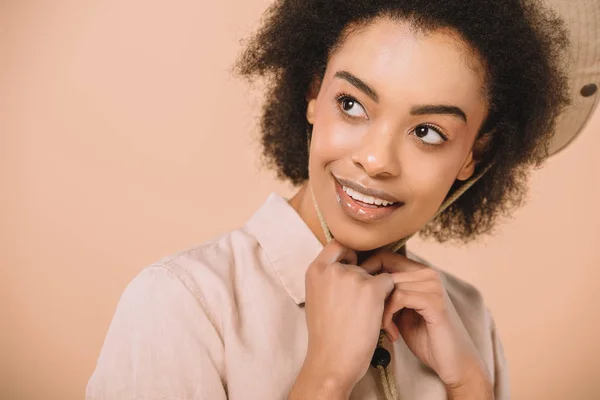 Retrato de cerca de la mujer afroamericana feliz aislado en beige - foto de stock