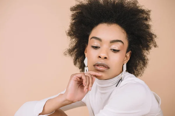 Sensuelle jeune femme au col roulé blanc isolé sur beige — Photo de stock