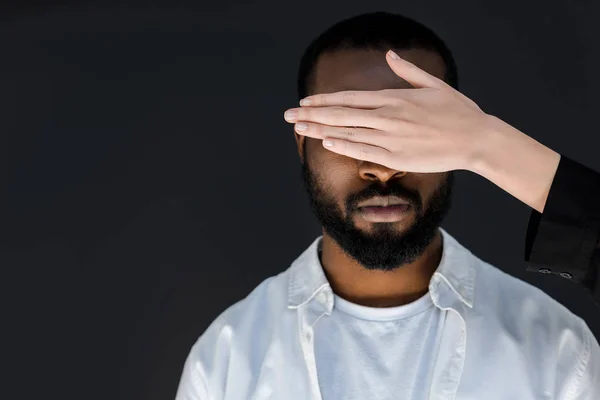 Recortado imagen de novia cierre africano americano novio ojos aislado en negro - foto de stock