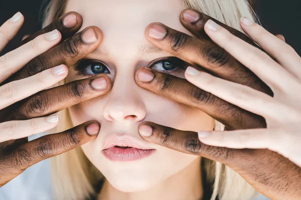 Abgeschnittenes Bild eines afrikanisch-amerikanischen Freundes, der attraktive blonde Freundin berührt, Gesicht isoliert auf schwarz — Stockfoto
