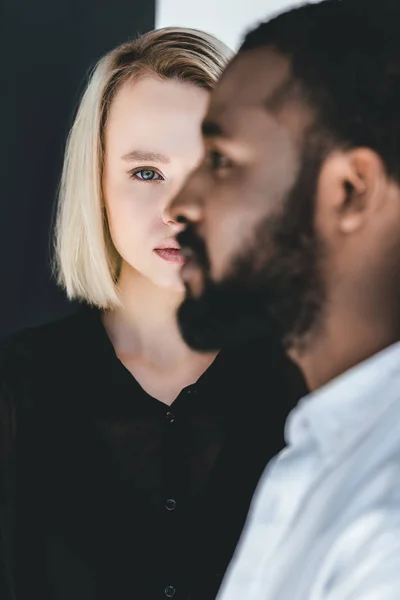 Vue latérale du petit ami afro-américain debout devant une petite amie blonde — Photo de stock