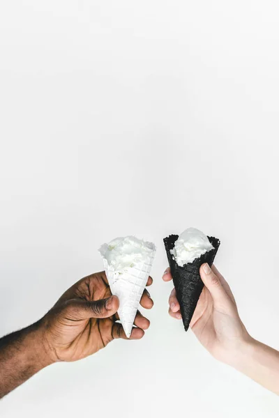 Imagem cortada de namorado americano africano e namorada clinking com cones de sorvete isolado em branco — Fotografia de Stock