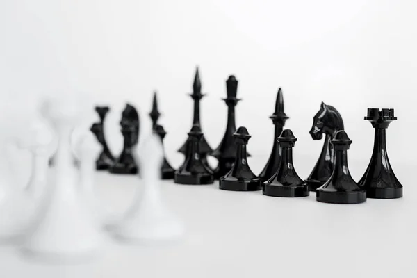 Figuras de ajedrez en blanco y negro aisladas en blanco - foto de stock
