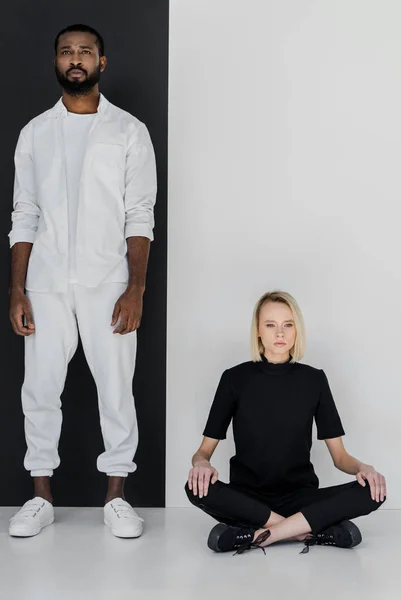 African american boyfriend and blonde girlfriend, yin yang concept — Stock Photo