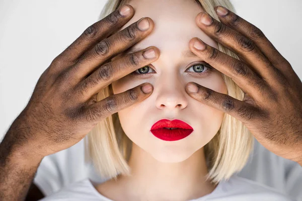 Abgeschnittenes Bild von afrikanisch-amerikanischen Freund berühren blonde Freundin Gesicht isoliert auf weiß — Stockfoto