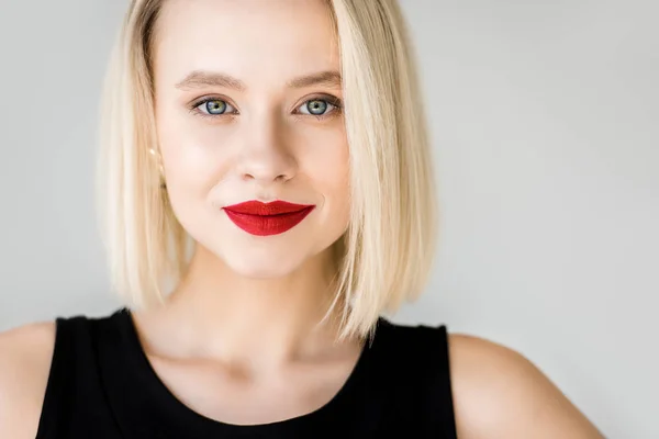 Lächelnd attraktive stilvolle blonde Frau mit roten Lippen isoliert auf weiß — Stockfoto