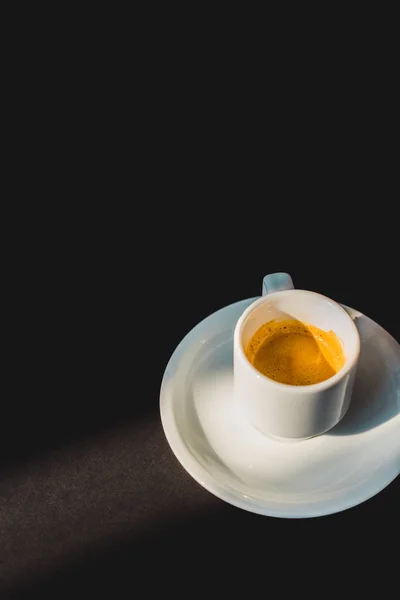 Чашка смачної кави в білій чашці на чорній поверхні — стокове фото