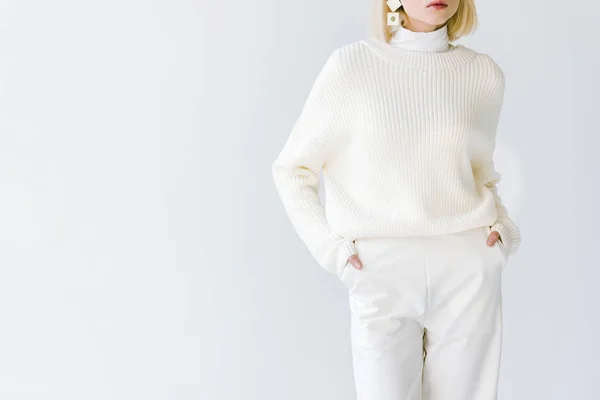 Abgeschnittenes Bild einer stilvollen blonden Frau in weißer Kleidung isoliert auf weißem Grund — Stockfoto
