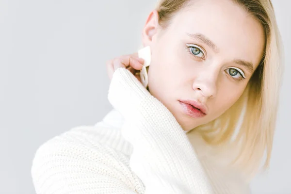 Retrato de bela menina loira na moda em roupas brancas olhando para a câmera isolada no branco — Fotografia de Stock