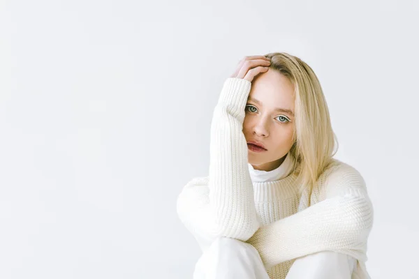 Porträt der schönen stilvollen blonden Frau in weißen Kleidern, die in die Kamera schaut, isoliert auf weiß — Stockfoto