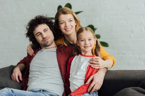 Pais felizes com adorável filhinha passar tempo juntos em casa — Fotografia de Stock