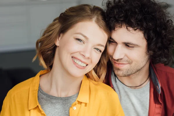 Retrato de belo feliz jovem casal em casa — Fotografia de Stock