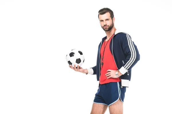 Barbudo entrenador de fútbol sosteniendo la pelota, aislado en blanco - foto de stock