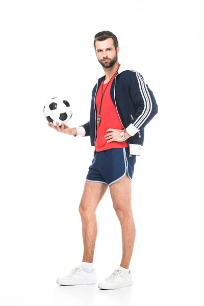 Бородатий футбольний тренер тримає м'яч, ізольований на білому — стокове фото