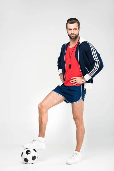 Entrenador de fútbol deportivo con silbato y pelota, aislado en blanco - foto de stock