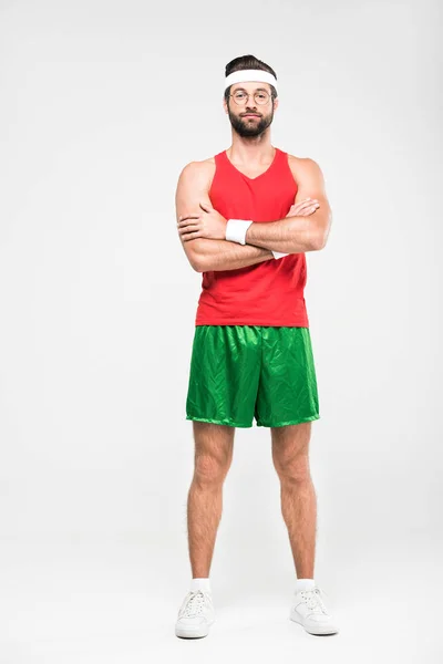 Deportista posando en ropa deportiva retro con brazos cruzados, aislado en blanco - foto de stock