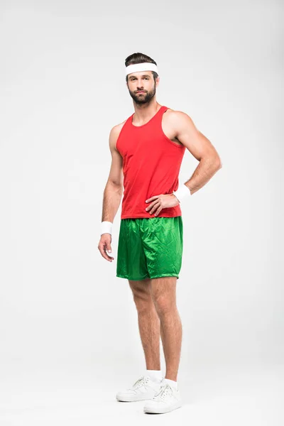 Kaukasischer Sportler posiert in Retro-Sportbekleidung, isoliert auf weiß — Stockfoto