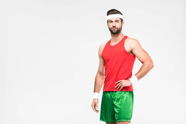 Sportler posiert in Retro-Sportbekleidung, isoliert auf Weiß — Stockfoto