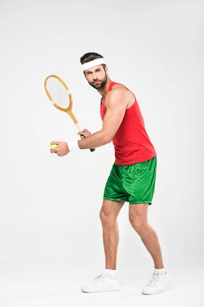 Desportista jogar tênis com raquete de madeira retro e bola, isolado em branco — Fotografia de Stock
