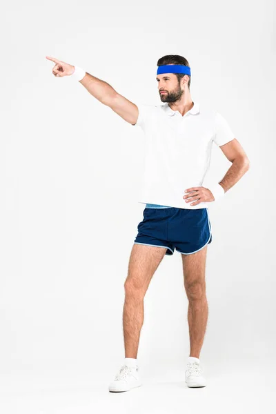 Apuesto deportista posando en ropa deportiva retro, aislado en blanco - foto de stock