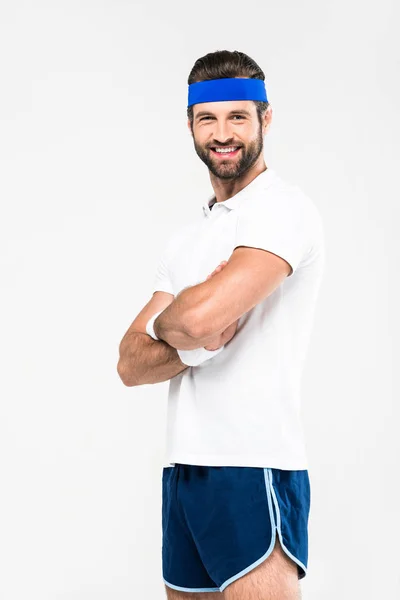 Deportista alegre en ropa deportiva retro con brazos cruzados, aislado en blanco - foto de stock