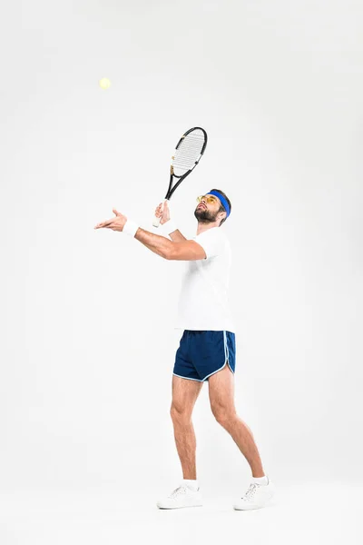 Hombre atlético en gafas de sol retro jugando tenis, aislado en blanco - foto de stock