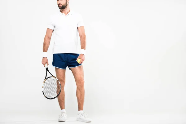 Jugador de tenis barbudo en gafas de sol retro de pie con raqueta y pelota, aislado en blanco - foto de stock