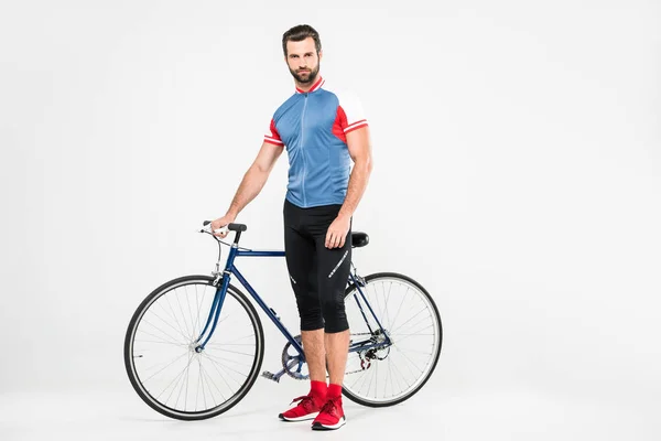 Schöner Sportler mit Fahrrad, isoliert auf weiß — Stockfoto
