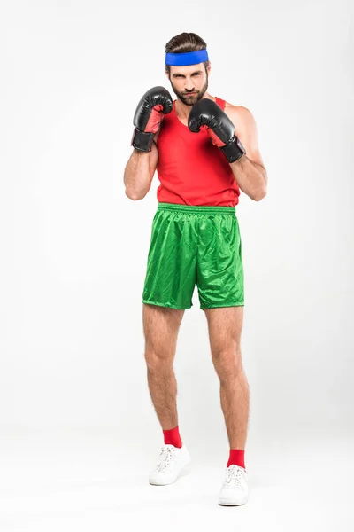 Hombre en ropa deportiva retro y guantes de boxeo, aislado en blanco - foto de stock