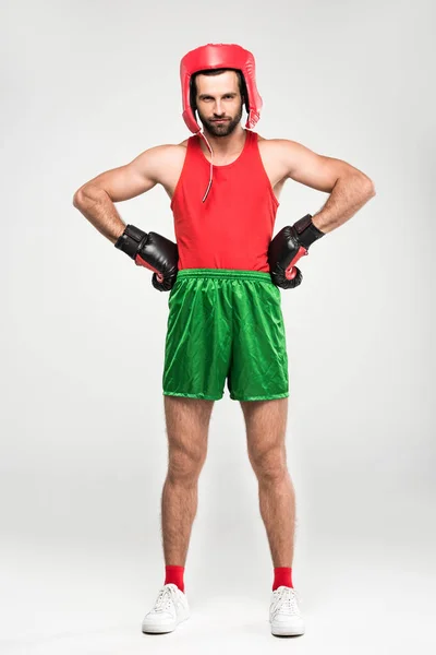 Deportista en casco retro y guantes de boxeo, aislado en blanco - foto de stock