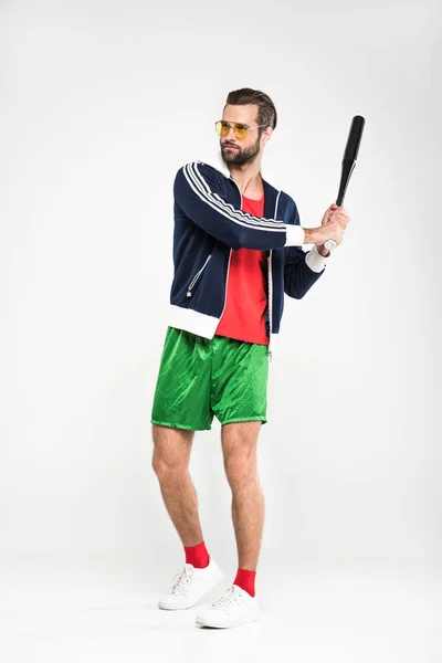 Retro-sportlicher Mann mit Sonnenbrille spielt Baseball, isoliert auf weiß — Stockfoto